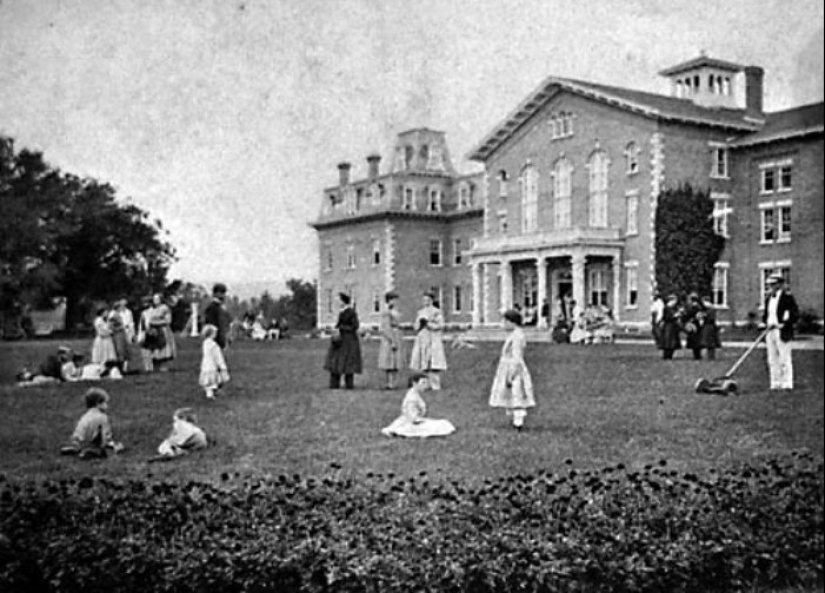 Oneida is a commune of free love in the Puritan society of the Victorian era Oneida is a commune of free love in the Puritan society of the Victorian era