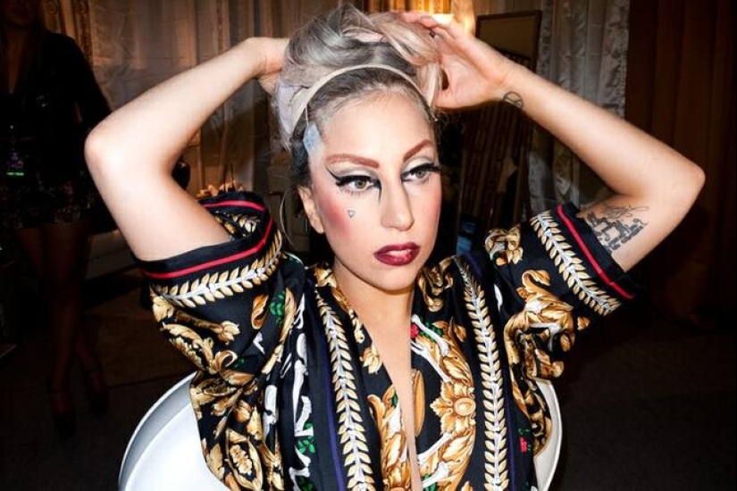 Pamela Anderson desnuda contra el fondo de iconos y pop Kardashian-fotos escandalosas de estrellas Pamela Anderson desnuda contra el fondo de iconos y pop Kardashian-fotos escandalosas de estrellas