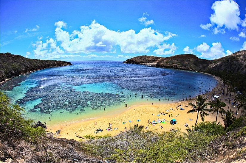 Paraíso terrenal-playa hawaiana dentro de un antiguo cráter