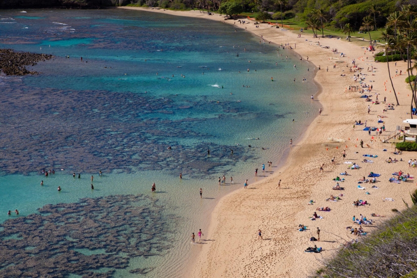 Paraíso terrenal-playa hawaiana dentro de un antiguo cráter