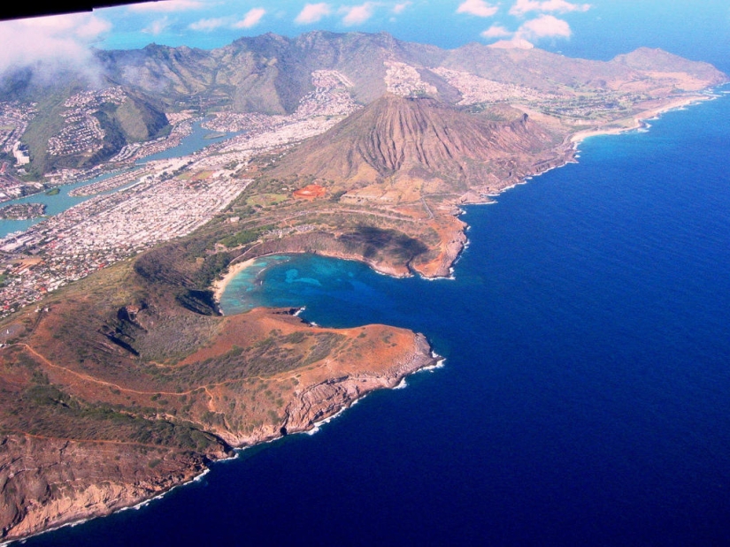Paraíso terrenal-playa hawaiana dentro de un antiguo cráter