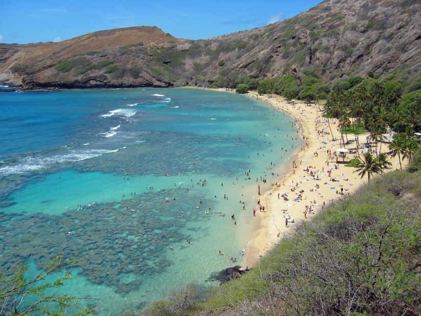 Paraíso terrenal-playa hawaiana dentro de un antiguo cráter