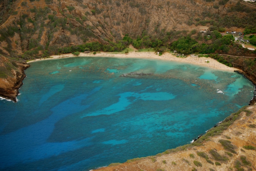 Paraíso terrenal-playa hawaiana dentro de un antiguo cráter