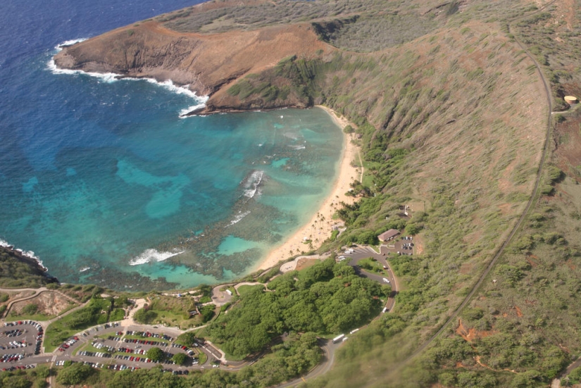 Paraíso terrenal-playa hawaiana dentro de un antiguo cráter