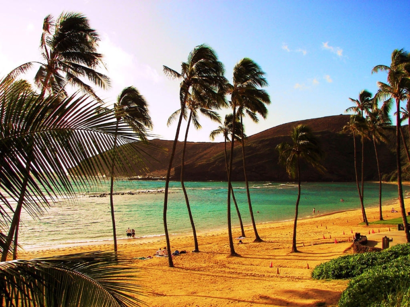Paraíso terrenal-playa hawaiana dentro de un antiguo cráter
