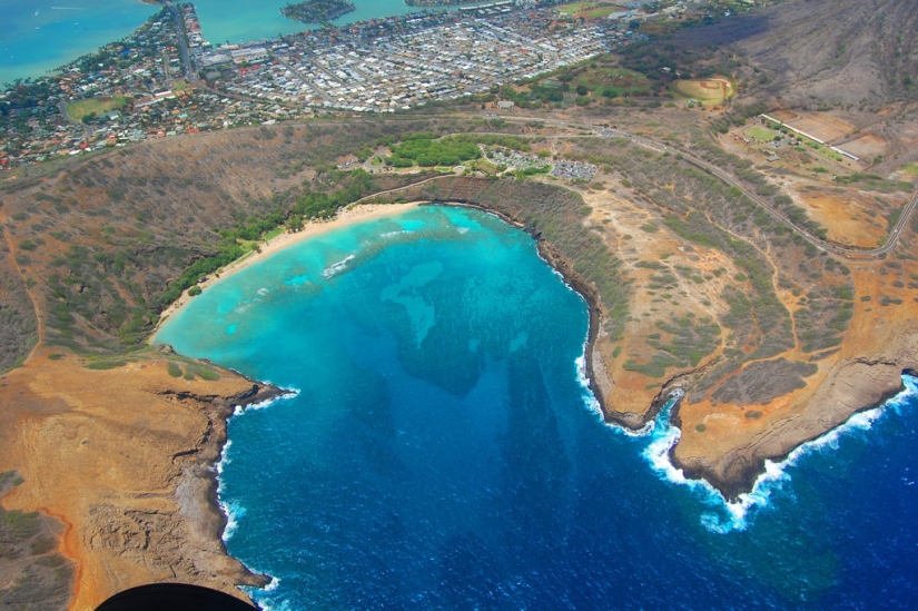 Paraíso terrenal-playa hawaiana dentro de un antiguo cráter