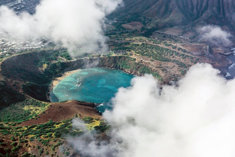 Paraíso terrenal-playa hawaiana dentro de un antiguo cráter