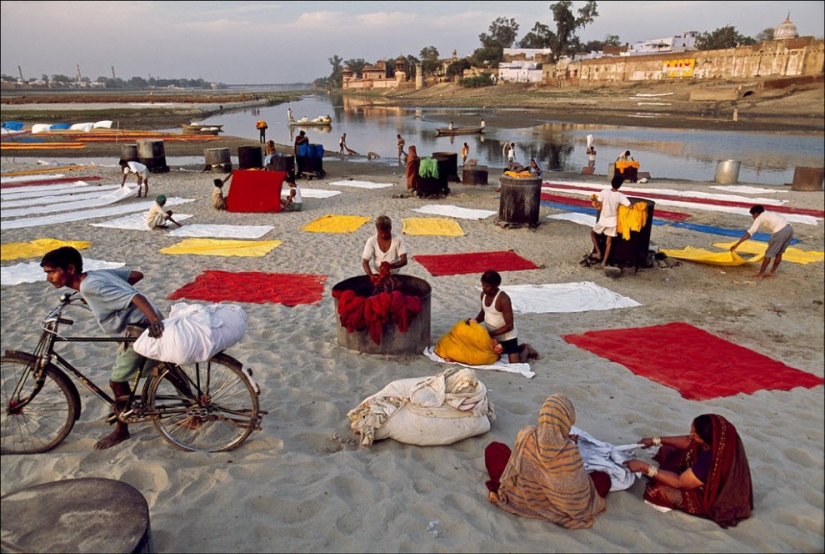 People at work: photo by Steve McCurry