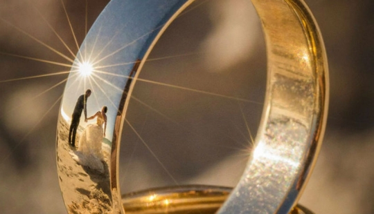Photographer has found a unique way to shoot weddings Photographer has found a unique way to shoot weddings