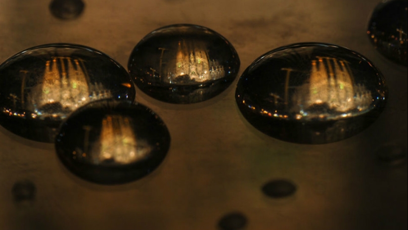 Photographer of 15 years shoots cities of the world in drops of water