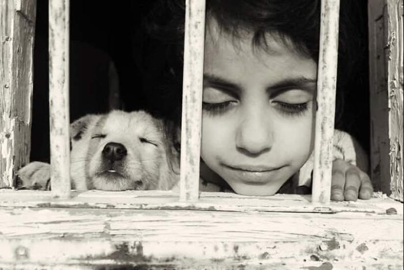 Photographer’s 18 Captivating Photos Show The Emotional Depth Of Childhood