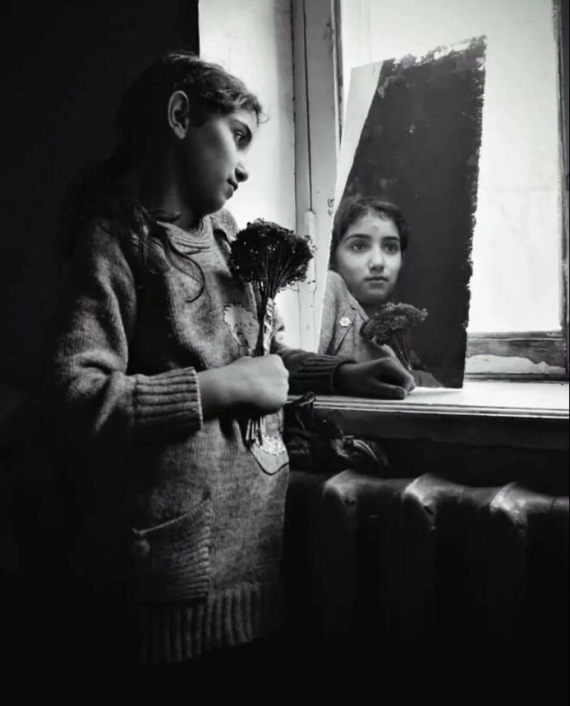 Photographer’s 18 Captivating Photos Show The Emotional Depth Of Childhood