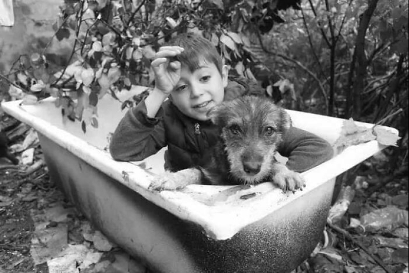 Photographer’s 18 Captivating Photos Show The Emotional Depth Of Childhood