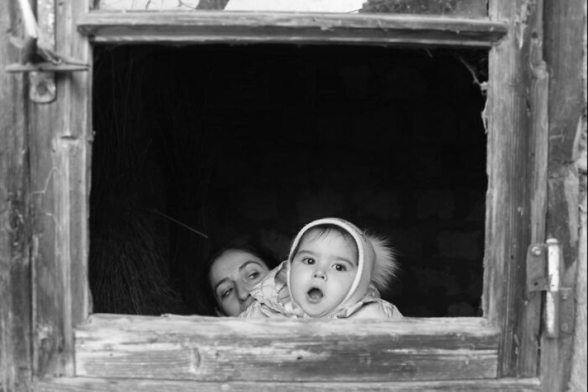 Photographer’s 18 Captivating Photos Show The Emotional Depth Of Childhood