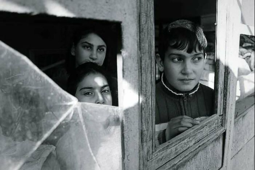 Photographer’s 18 Captivating Photos Show The Emotional Depth Of Childhood