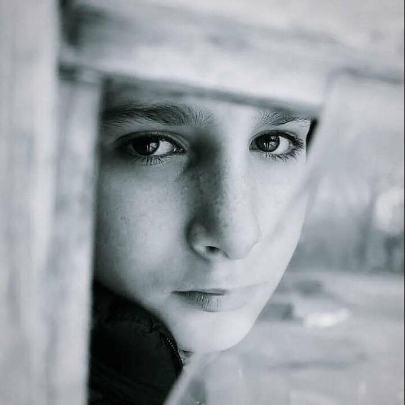 Photographer’s 18 Captivating Photos Show The Emotional Depth Of Childhood