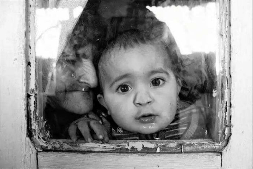 Photographer’s 18 Captivating Photos Show The Emotional Depth Of Childhood