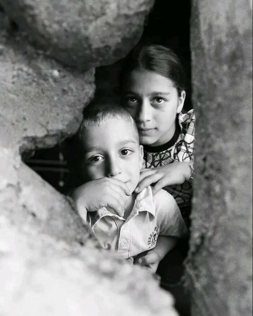 Photographer’s 18 Captivating Photos Show The Emotional Depth Of Childhood