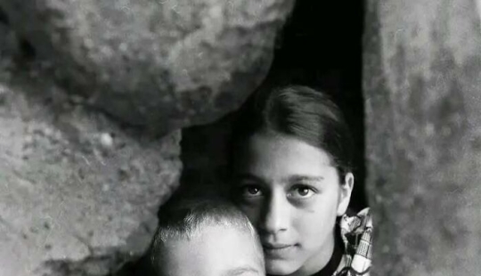 Photographer’s 18 Captivating Photos Show The Emotional Depth Of Childhood