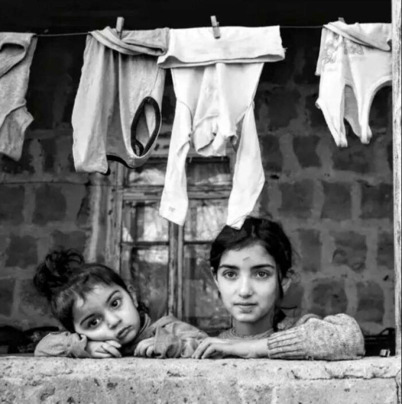 Photographer’s 18 Captivating Photos Show The Emotional Depth Of Childhood