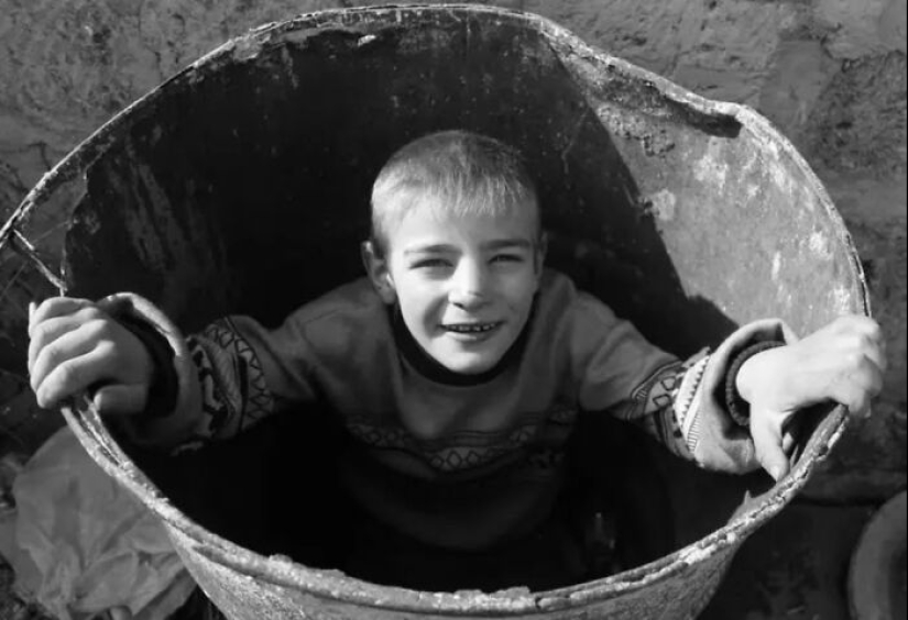 Photographer’s 18 Captivating Photos Show The Emotional Depth Of Childhood