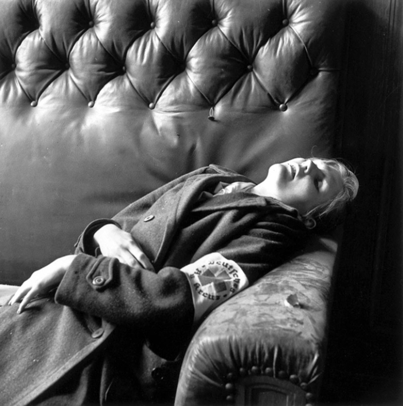 Photos of a woman who switched from modeling to photographing the horrors of war