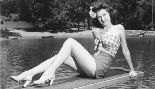 Photos of girls of the 40s in short tops and shorts Photos of girls of the 40s in short tops and shorts