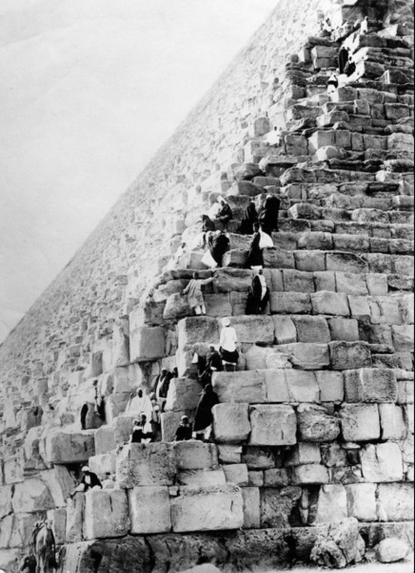 Picnic on the Pyramids: tourists in Giza during the British occupation