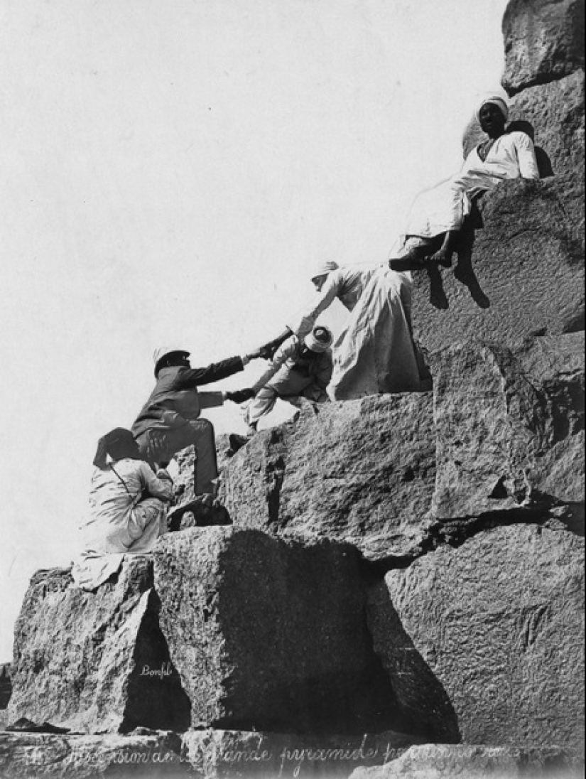 Picnic on the Pyramids: tourists in Giza during the British occupation