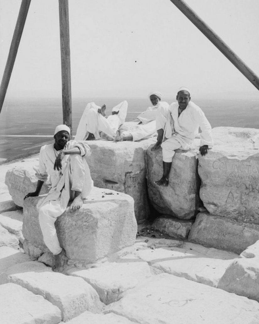 Picnic on the Pyramids: tourists in Giza during the British occupation