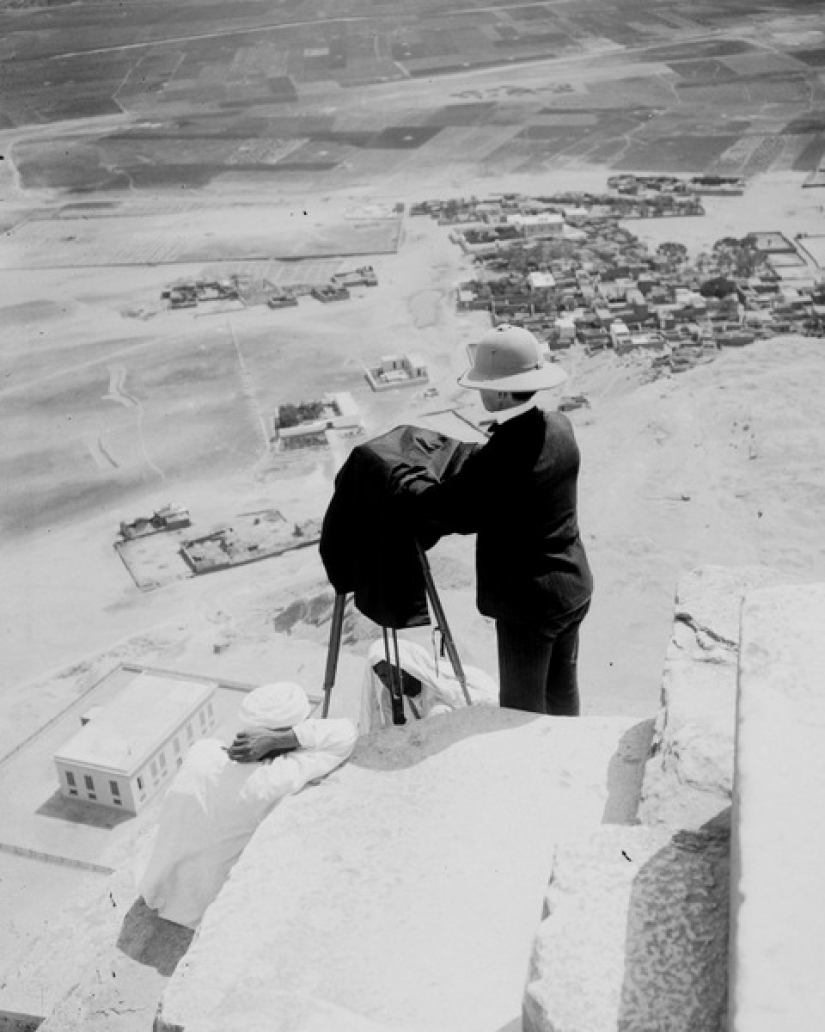Picnic on the Pyramids: tourists in Giza during the British occupation
