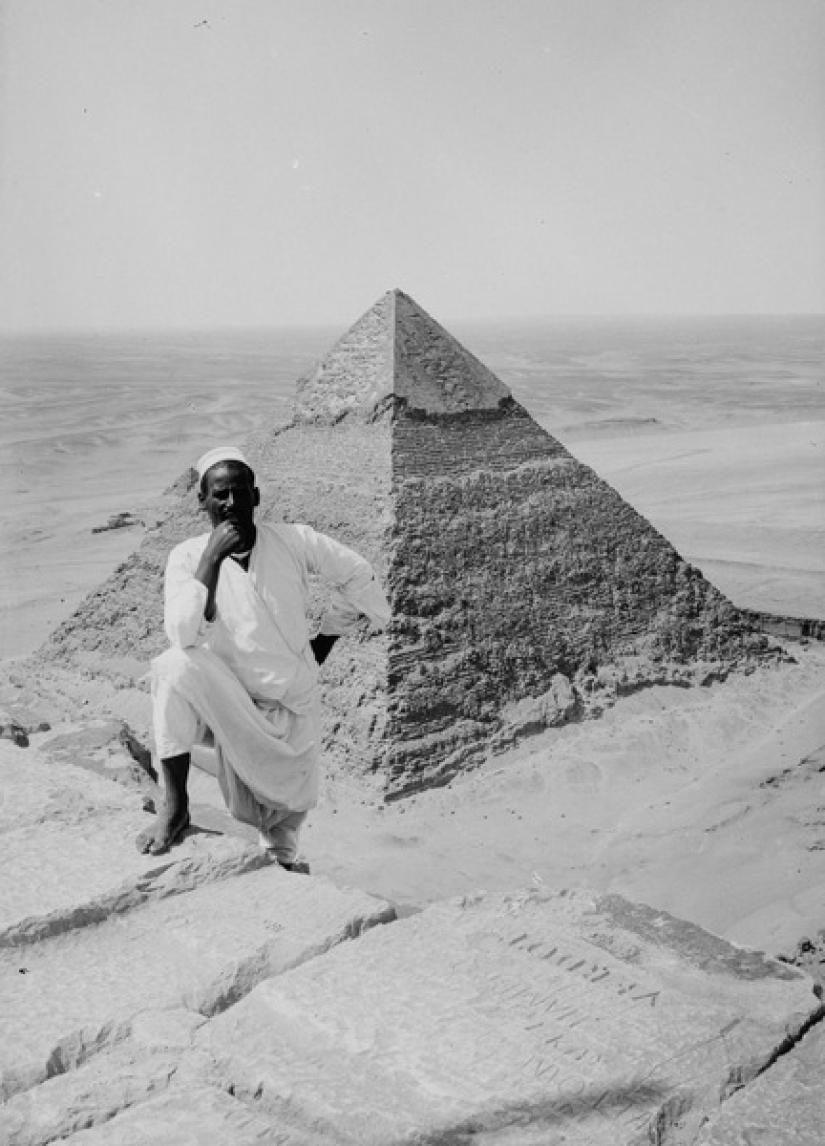 Picnic on the Pyramids: tourists in Giza during the British occupation