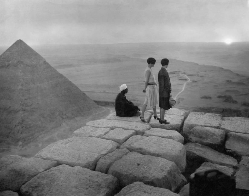 Picnic on the Pyramids: tourists in Giza during the British occupation