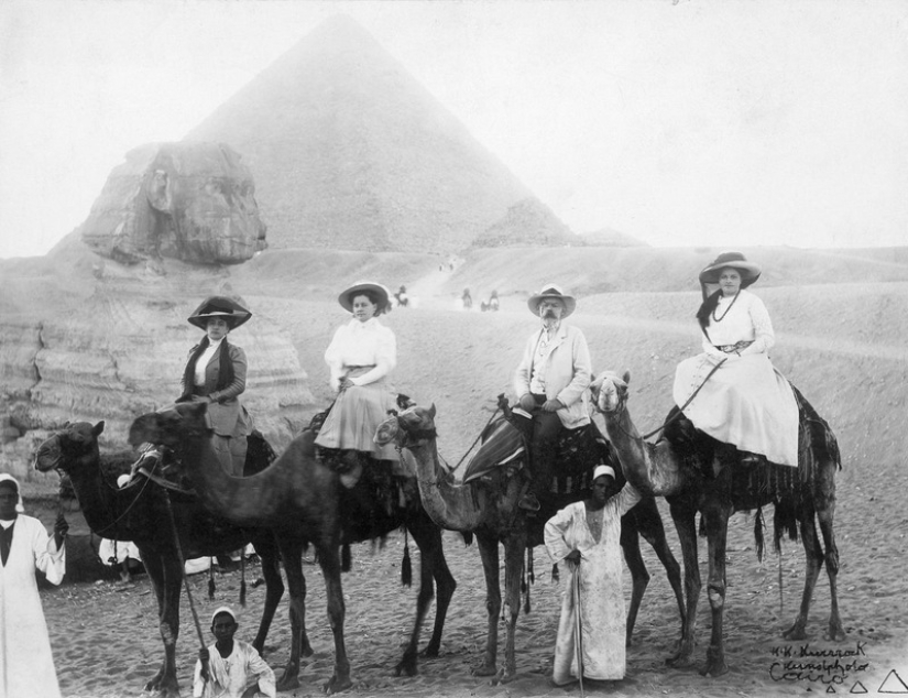 Picnic on the Pyramids: tourists in Giza during the British occupation