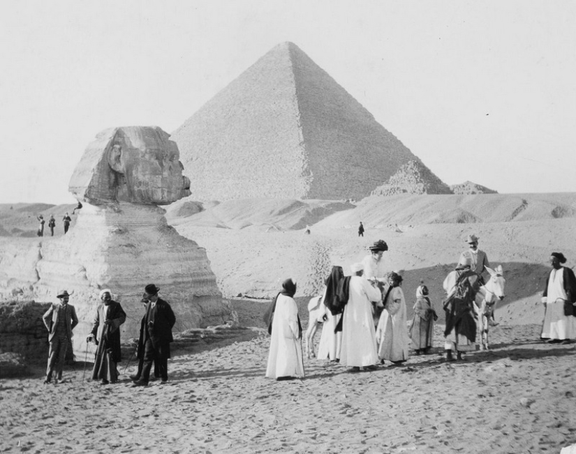 Picnic on the Pyramids: tourists in Giza during the British occupation