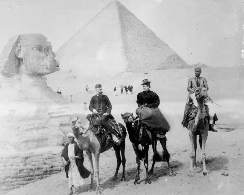 Picnic on the Pyramids: tourists in Giza during the British occupation