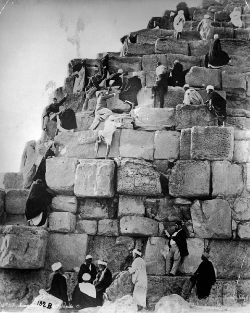 Picnic on the Pyramids: tourists in Giza during the British occupation