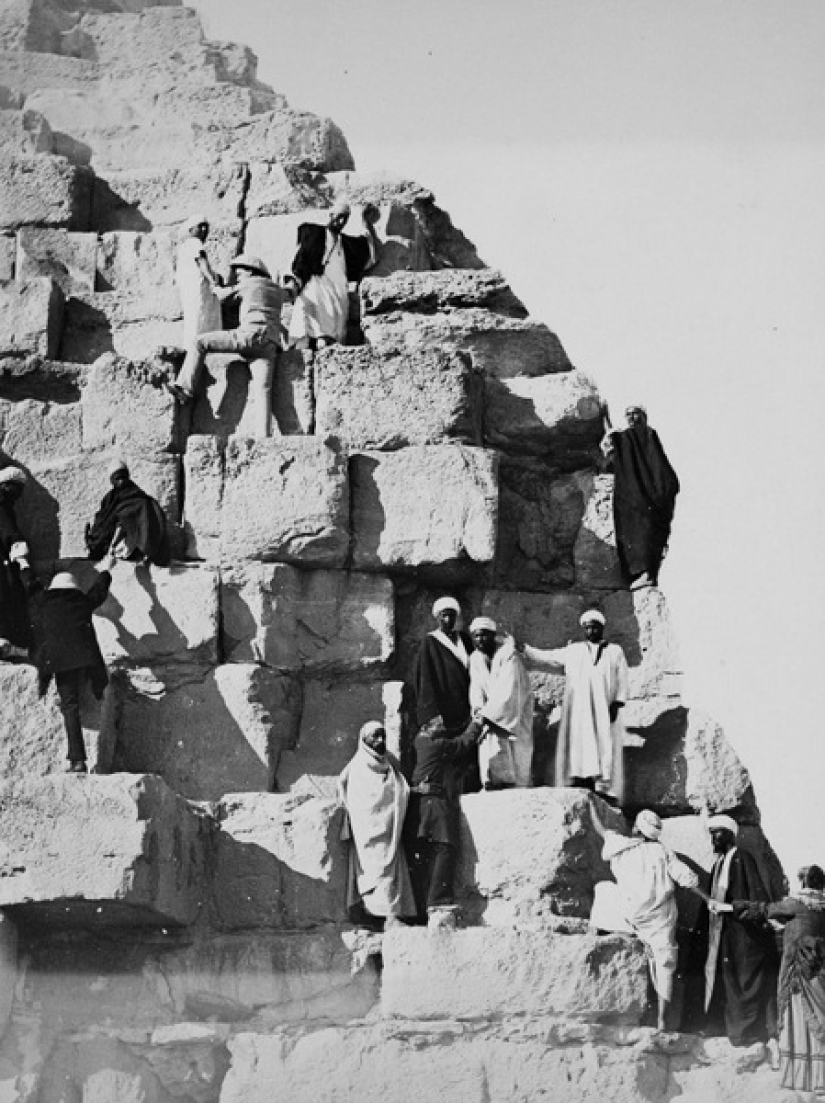 Picnic on the Pyramids: tourists in Giza during the British occupation