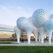 Pilares de los Sueños: escultura en forma de globo de 3564 piezas Pilares de los Sueños: escultura en forma de globo de 3564 piezas