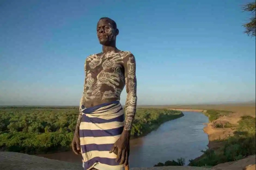 Pintura de guerra y la superstición salvaje: increíbles fotos de la tribu Karo