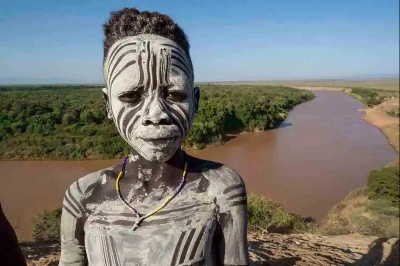 Pintura de guerra y la superstición salvaje: increíbles fotos de la tribu Karo