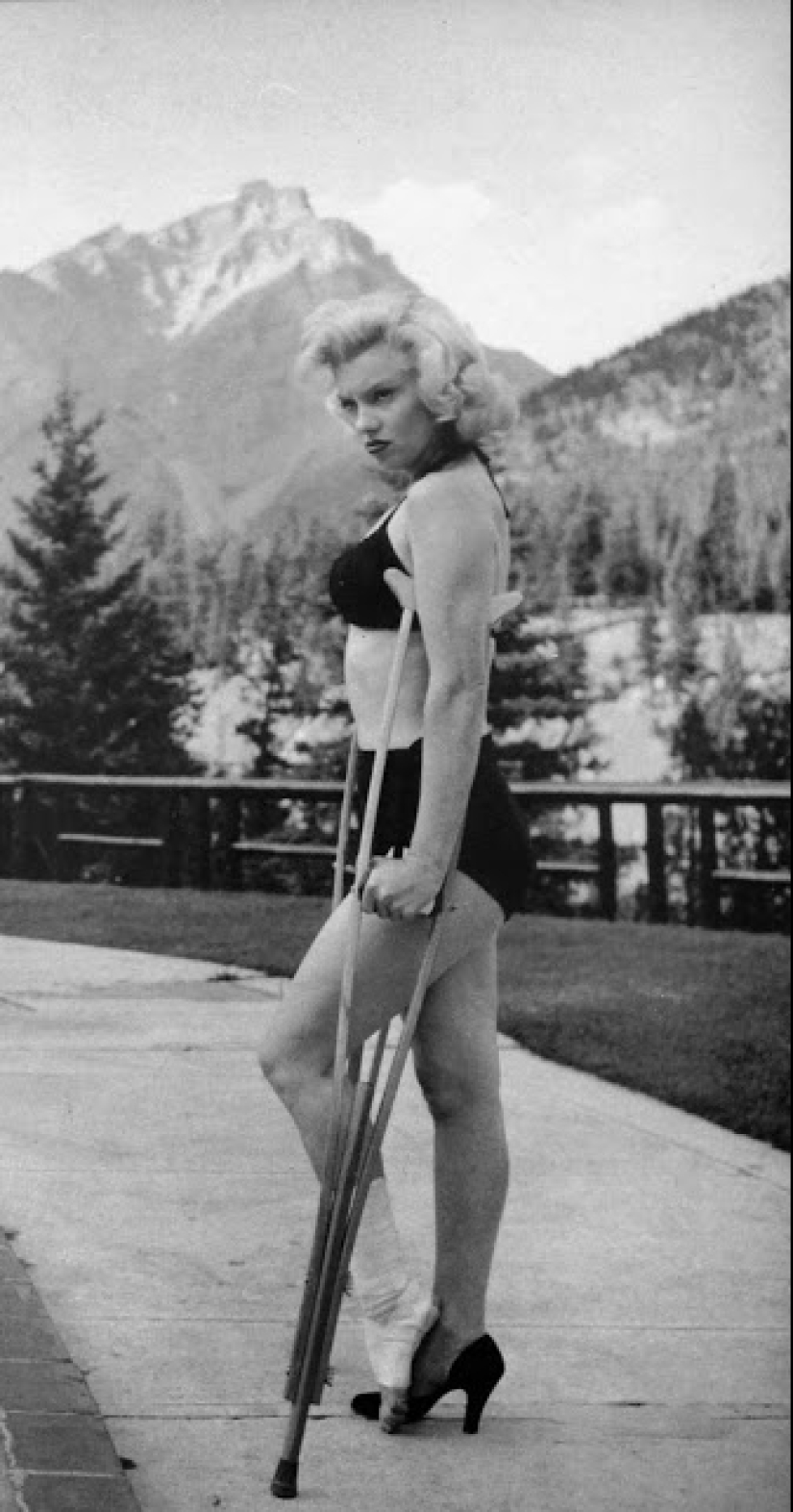Plaster-beauty is not a hindrance: rare photos of Marilyn Monroe on crutches