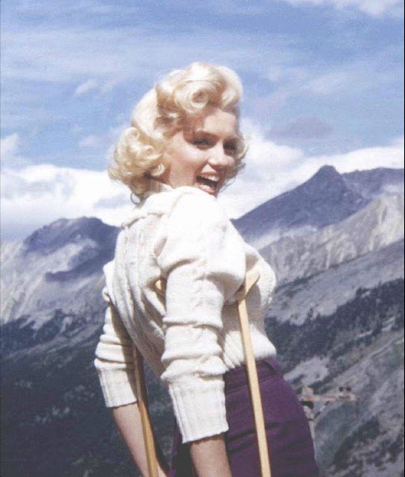Plaster-beauty is not a hindrance: rare photos of Marilyn Monroe on crutches