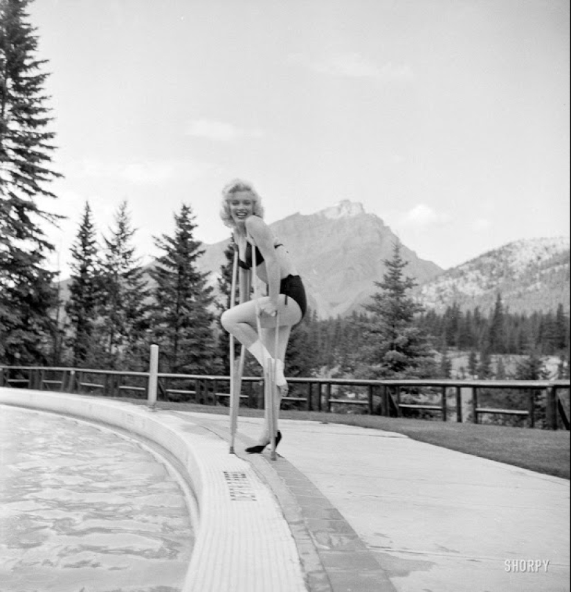 Plaster-beauty is not a hindrance: rare photos of Marilyn Monroe on crutches