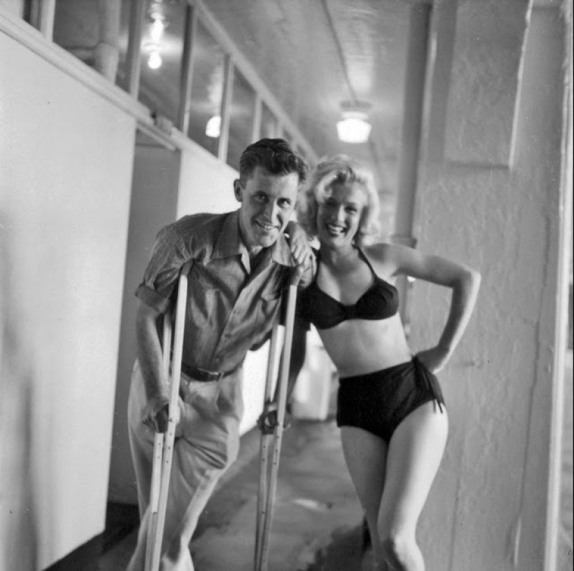 Plaster-beauty is not a hindrance: rare photos of Marilyn Monroe on crutches