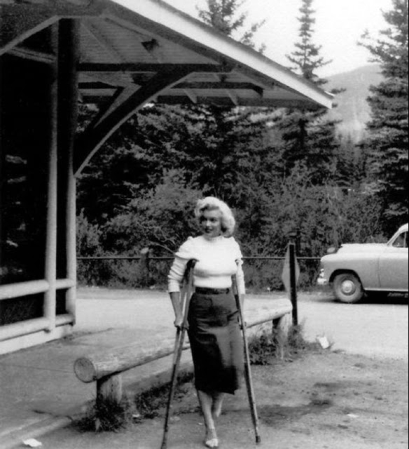 Plaster-beauty is not a hindrance: rare photos of Marilyn Monroe on crutches