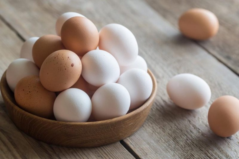 ¿Por qué es mejor comprar en blanco y no marrón huevos