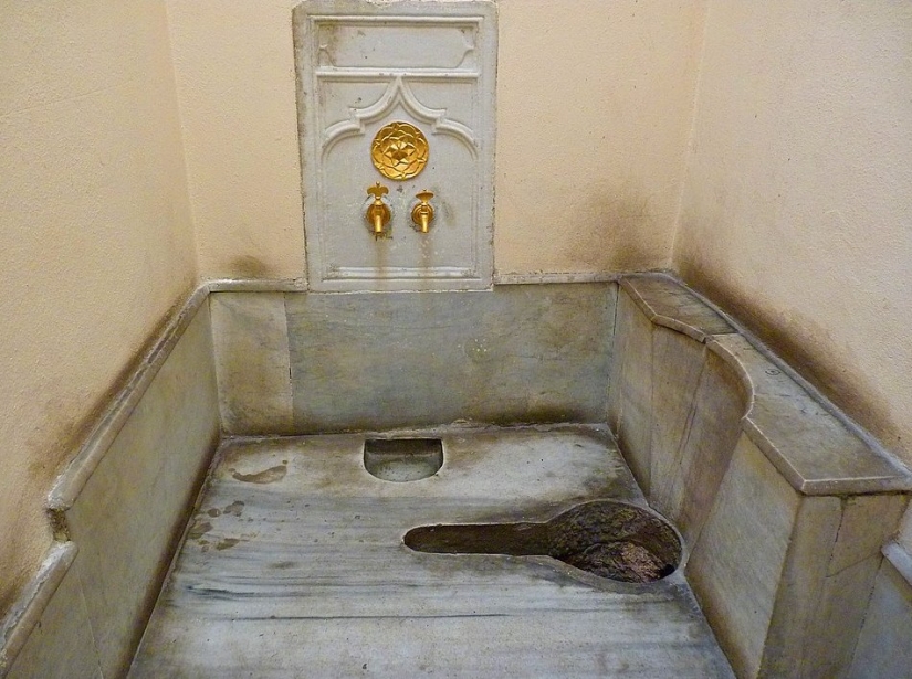 Por qué hay dos tipos diferentes de inodoros en los apartamentos turcos