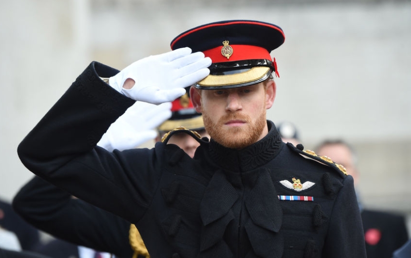 Por qué los militares saludan llevándose la mano a la cabeza Por qué los militares saludan llevándose la mano a la cabeza