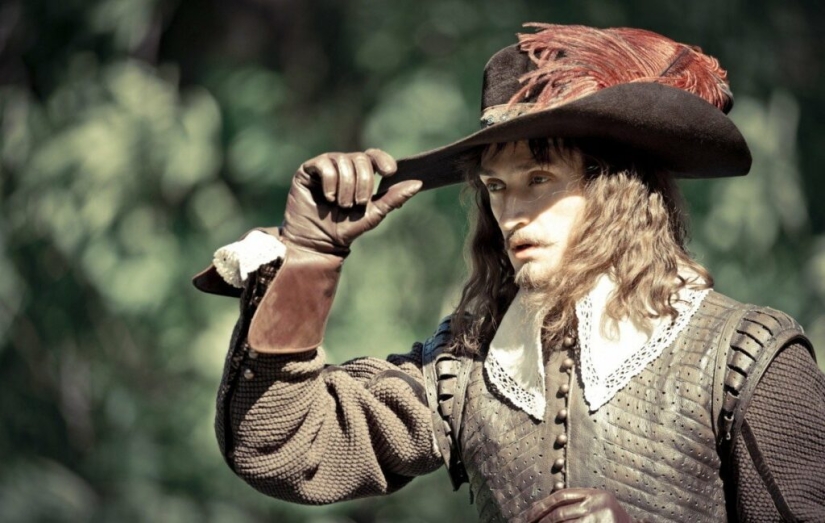 Por qué los militares saludan llevándose la mano a la cabeza Por qué los militares saludan llevándose la mano a la cabeza